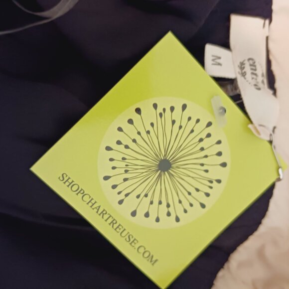 Entro NWT Medium Manhattan Chic Dress, Black W/ Cream Oversized Ruffled Sleeves - Picture 3 of 16